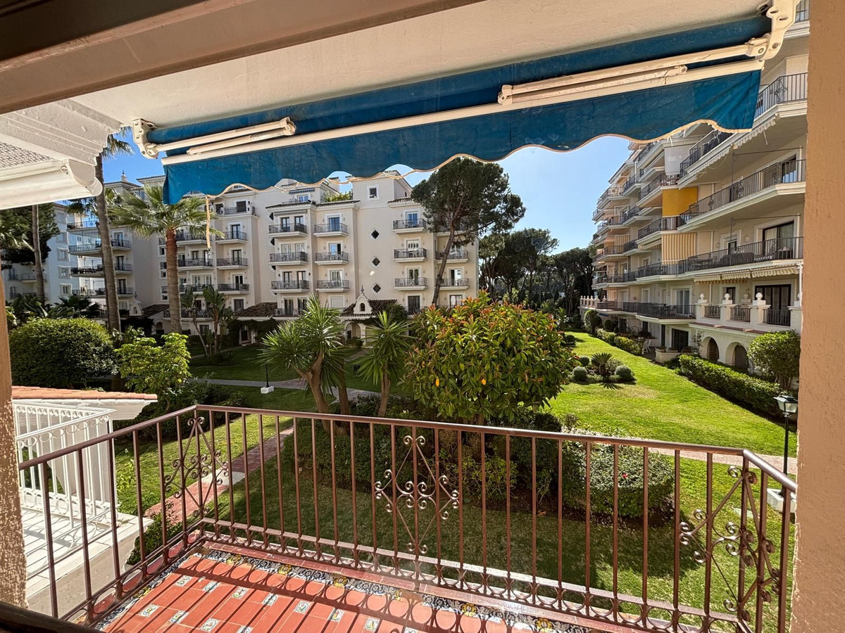 3 Bedroom Apartment in Marbella - Photo 2