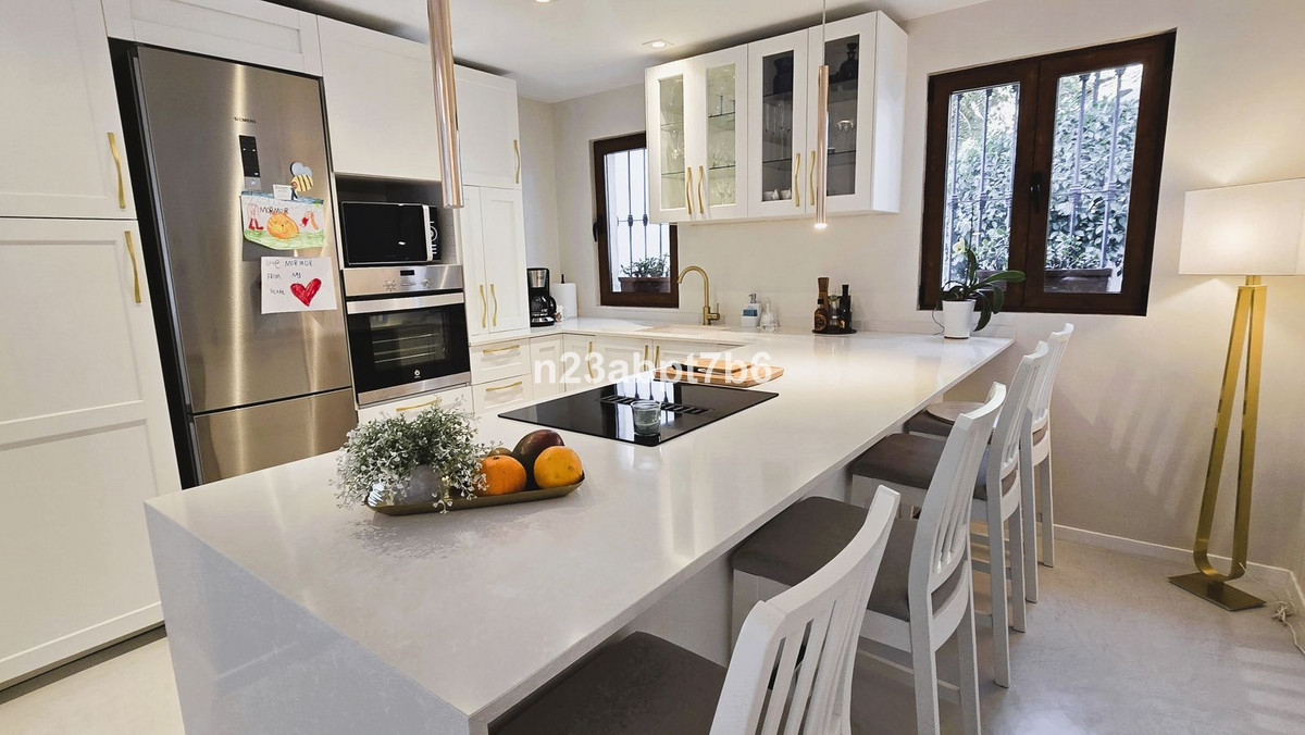 2 Bedroom Apartment in Benahavís - Photo 9