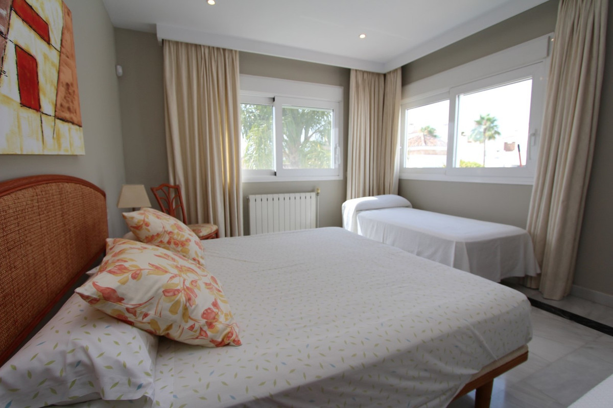 6 Bedroom Villa in San Pedro de Alcántara - Photo 20