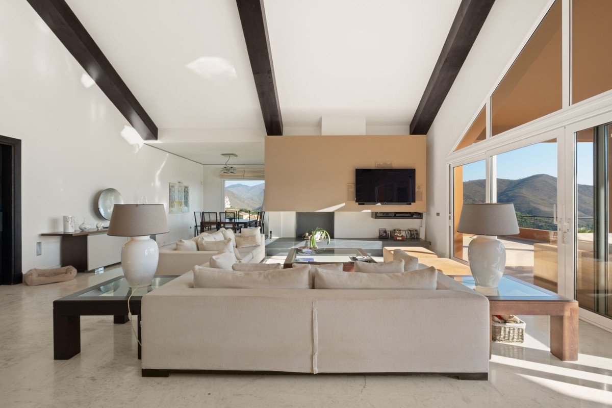 5 Bedroom Villa in Marbella - Photo 3