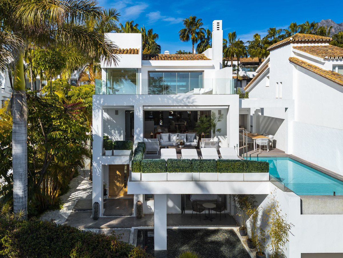 4 Bedroom Villa in Marbella - Photo 30