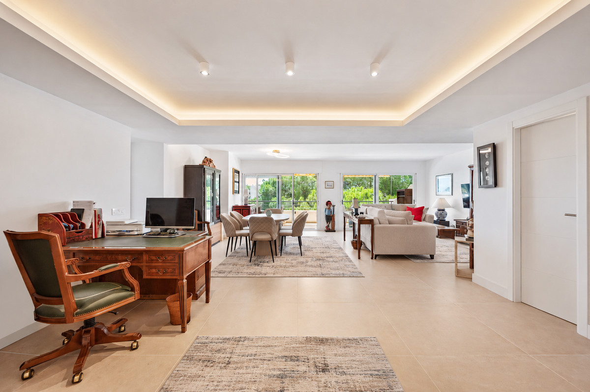 4 Bedroom Penthouse in San Pedro de Alcántara - Photo 12