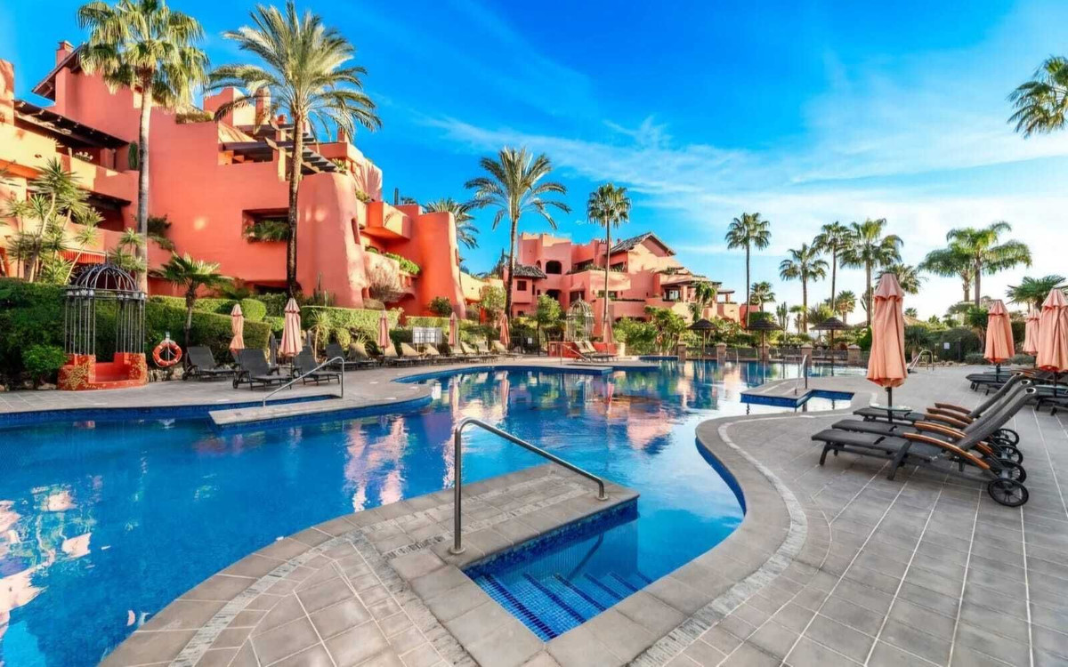 3 Bedroom Penthouse in Estepona - Photo 2