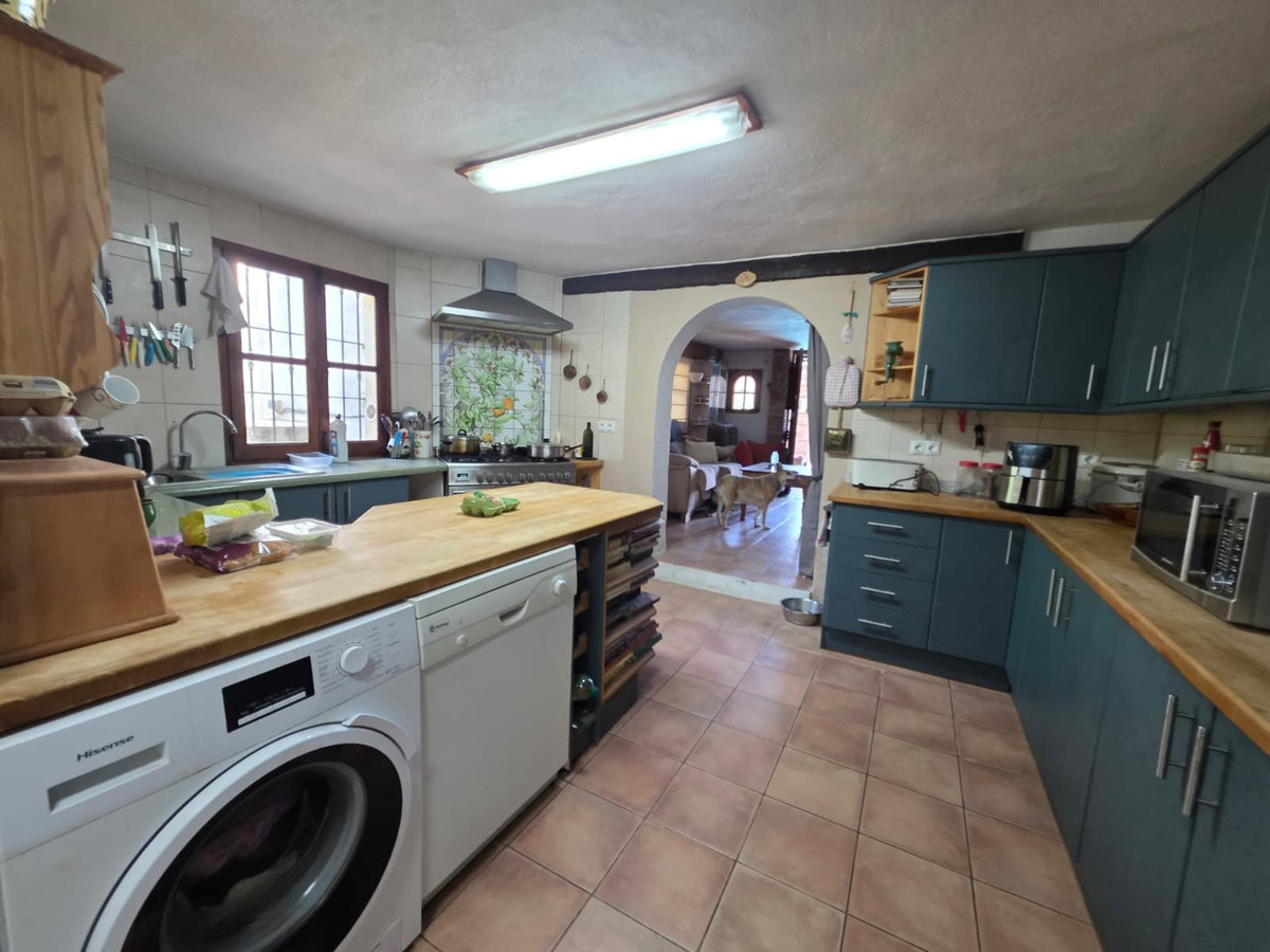 4 Bedroom Country house in Guaro - Photo 15
