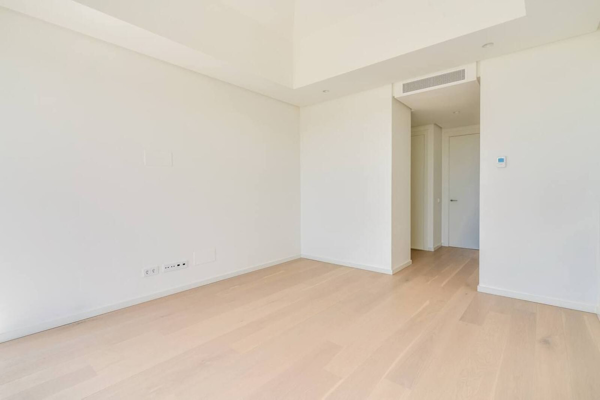 4 Bedroom Penthouse in Benahavís - Photo 8