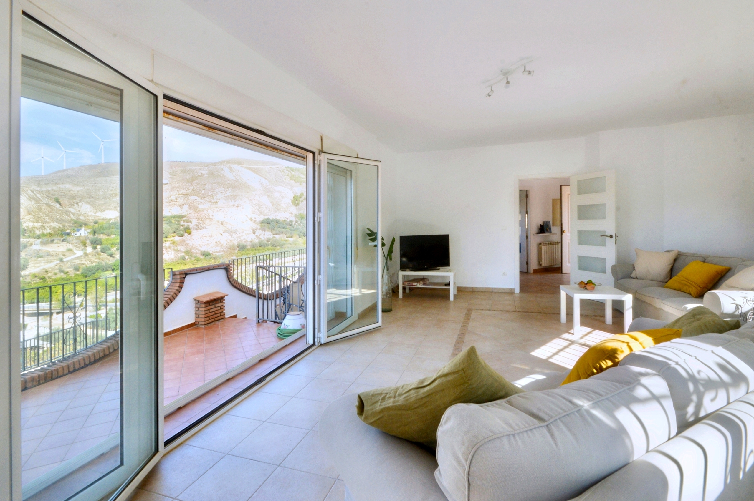 Chalet de 4 dormitorios con piscina en Granada – Foto 6