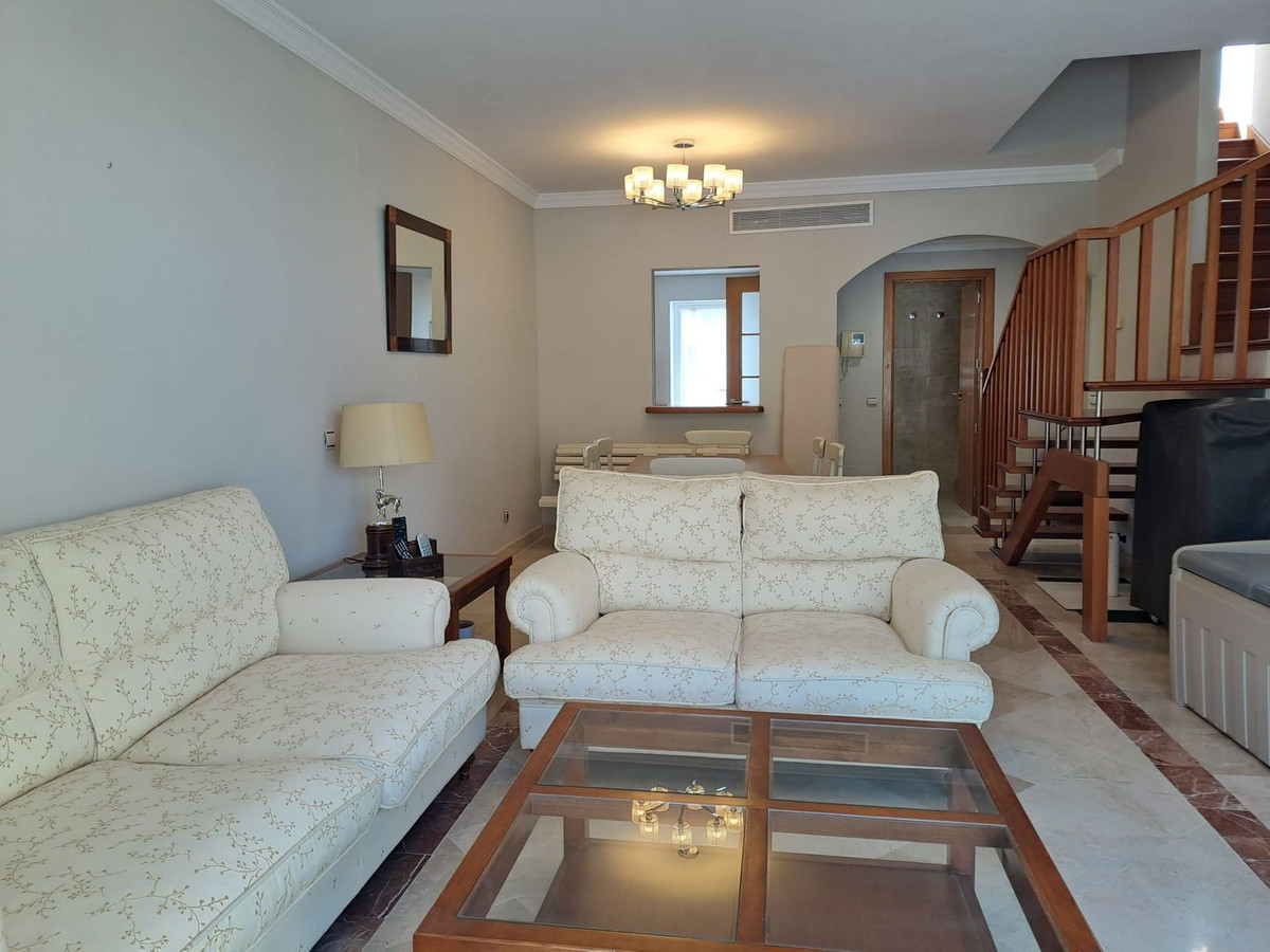 2 Bedroom Apartment in Estepona - Photo 8