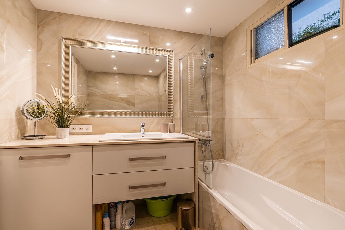 1 Bedroom Apartment in Estepona - Photo 12
