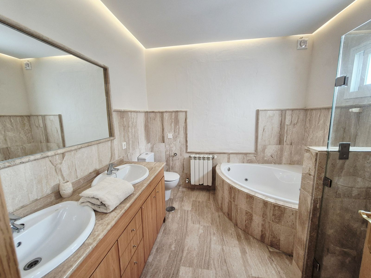 4 Bedroom Villa in San Pedro de Alcántara - Photo 34