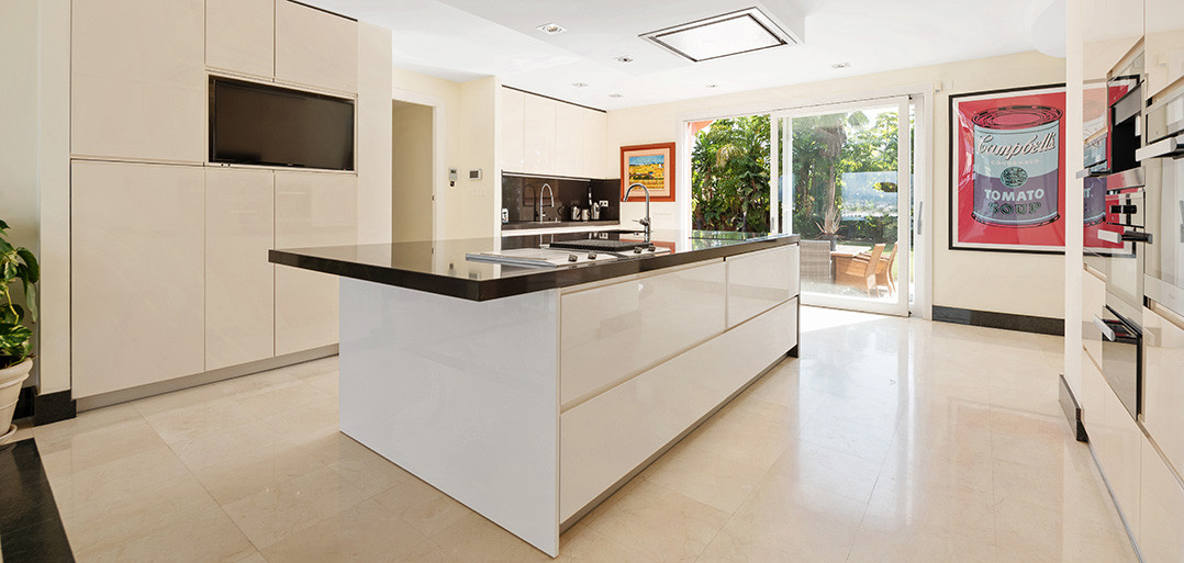 8 Bedroom Villa in Estepona - Photo 31