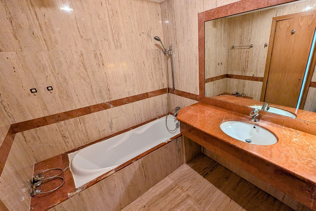 2 Bedroom Apartment in Benahavís - Photo 18