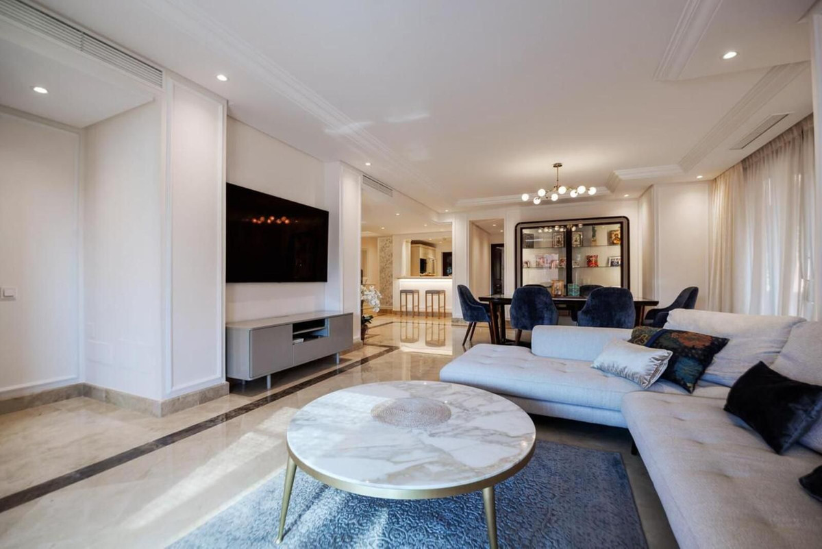 3 Bedroom Penthouse in Estepona - Photo 10