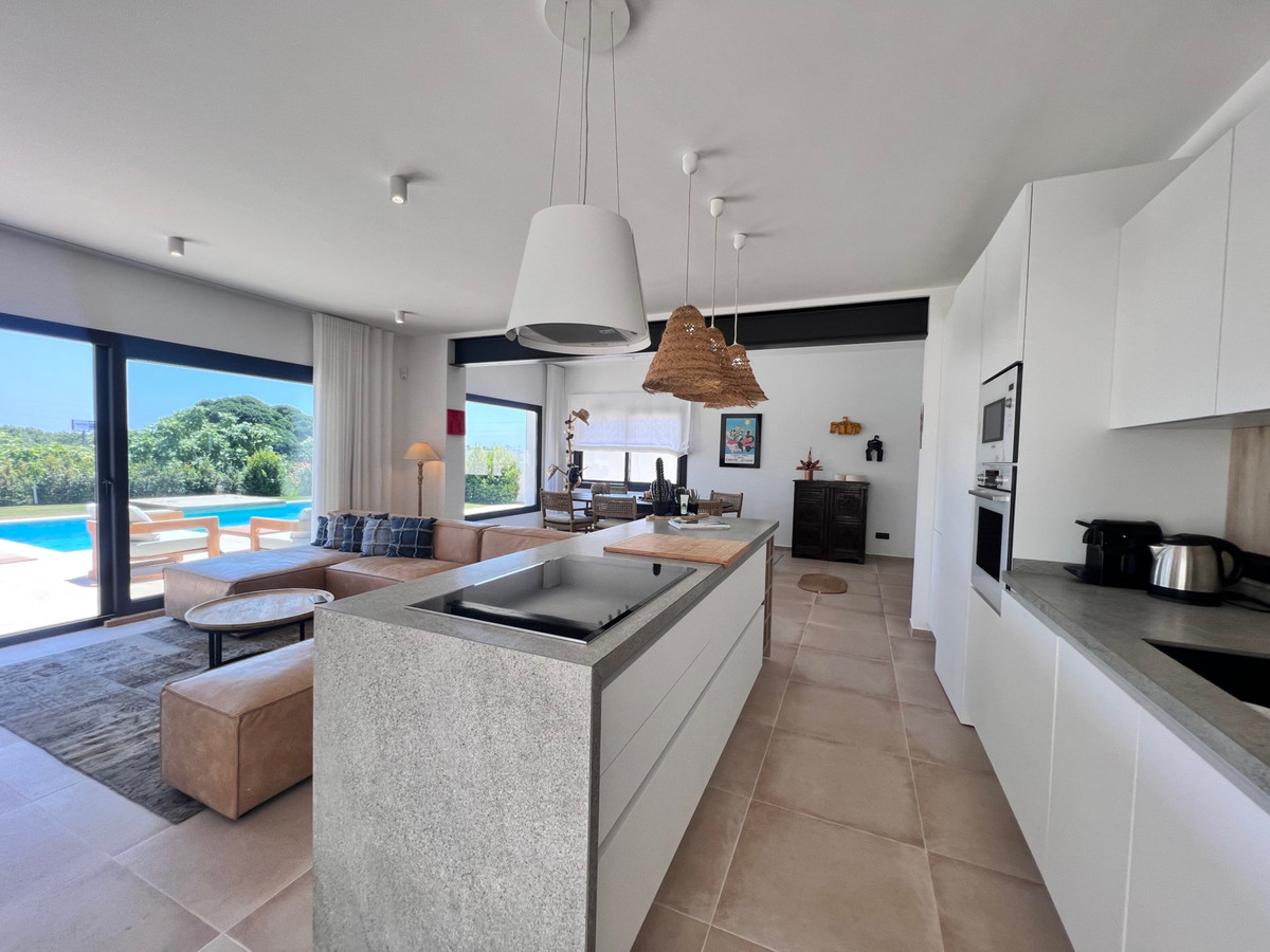 3 Bedroom Villa in Estepona - Photo 8