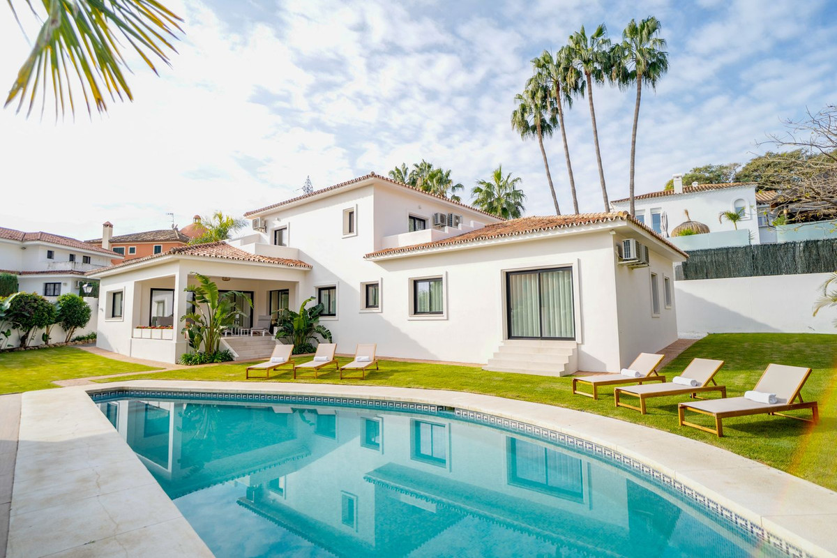 6 Bedroom Villa in Marbella - Photo 2