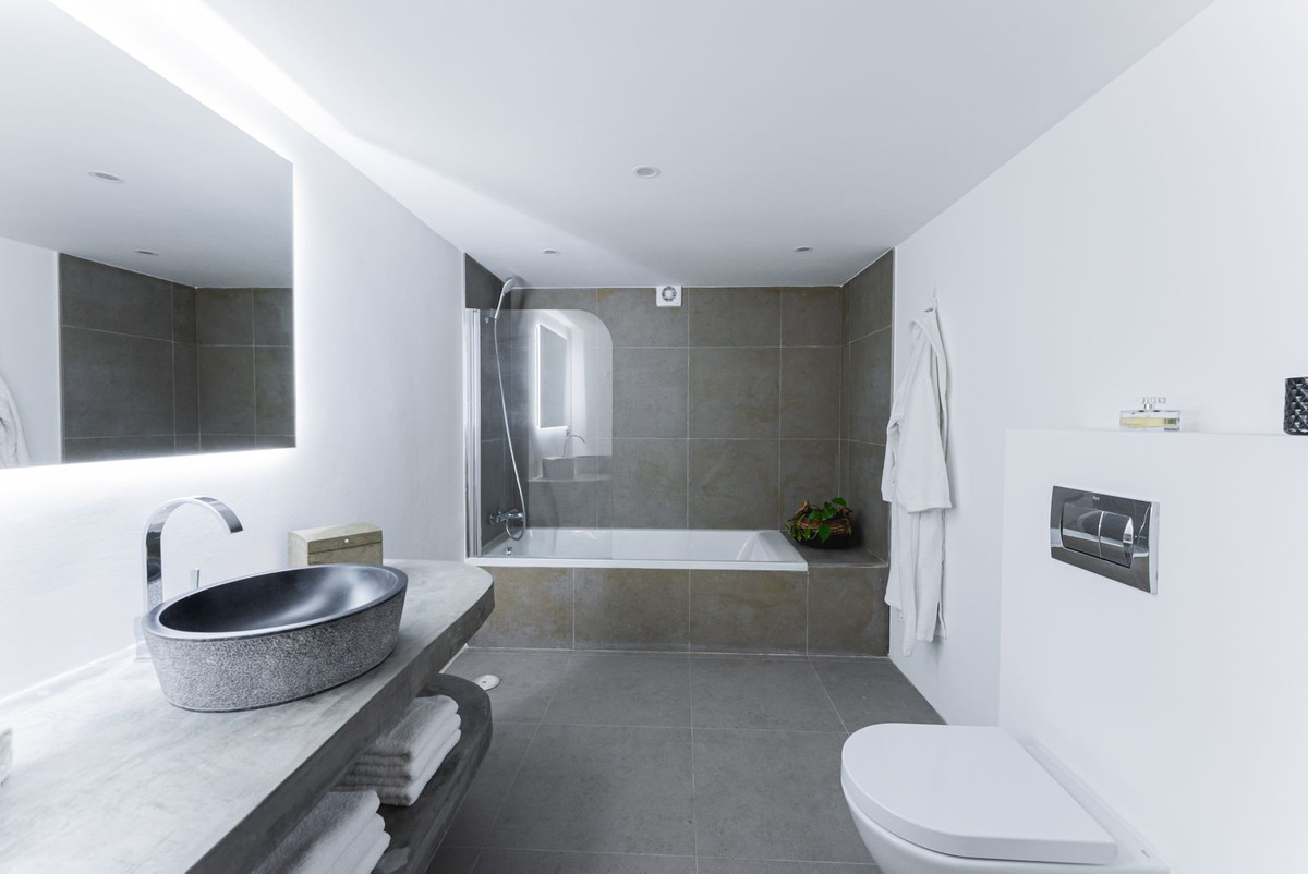 4 Bedroom Villa in Estepona - Photo 16
