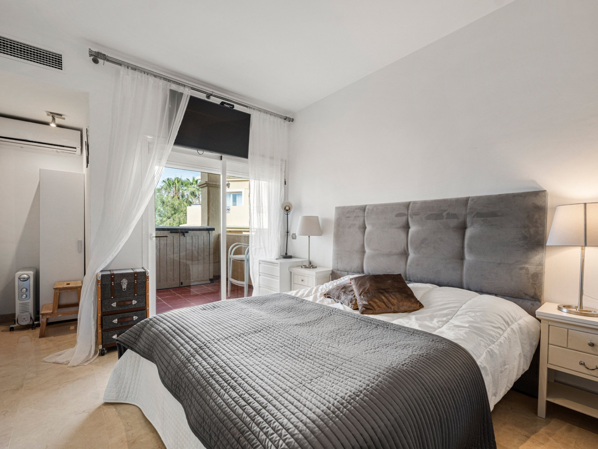 1 Bedroom Penthouse in Estepona - Photo 4