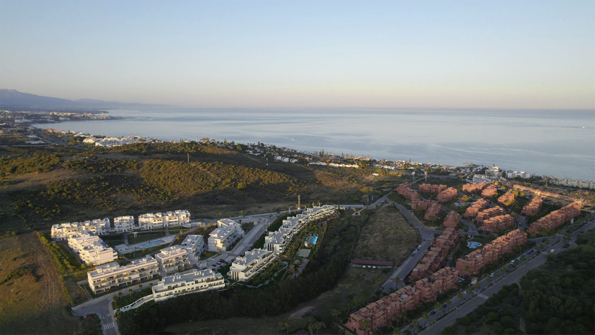 2 Bedroom Penthouse in Estepona - Photo 3