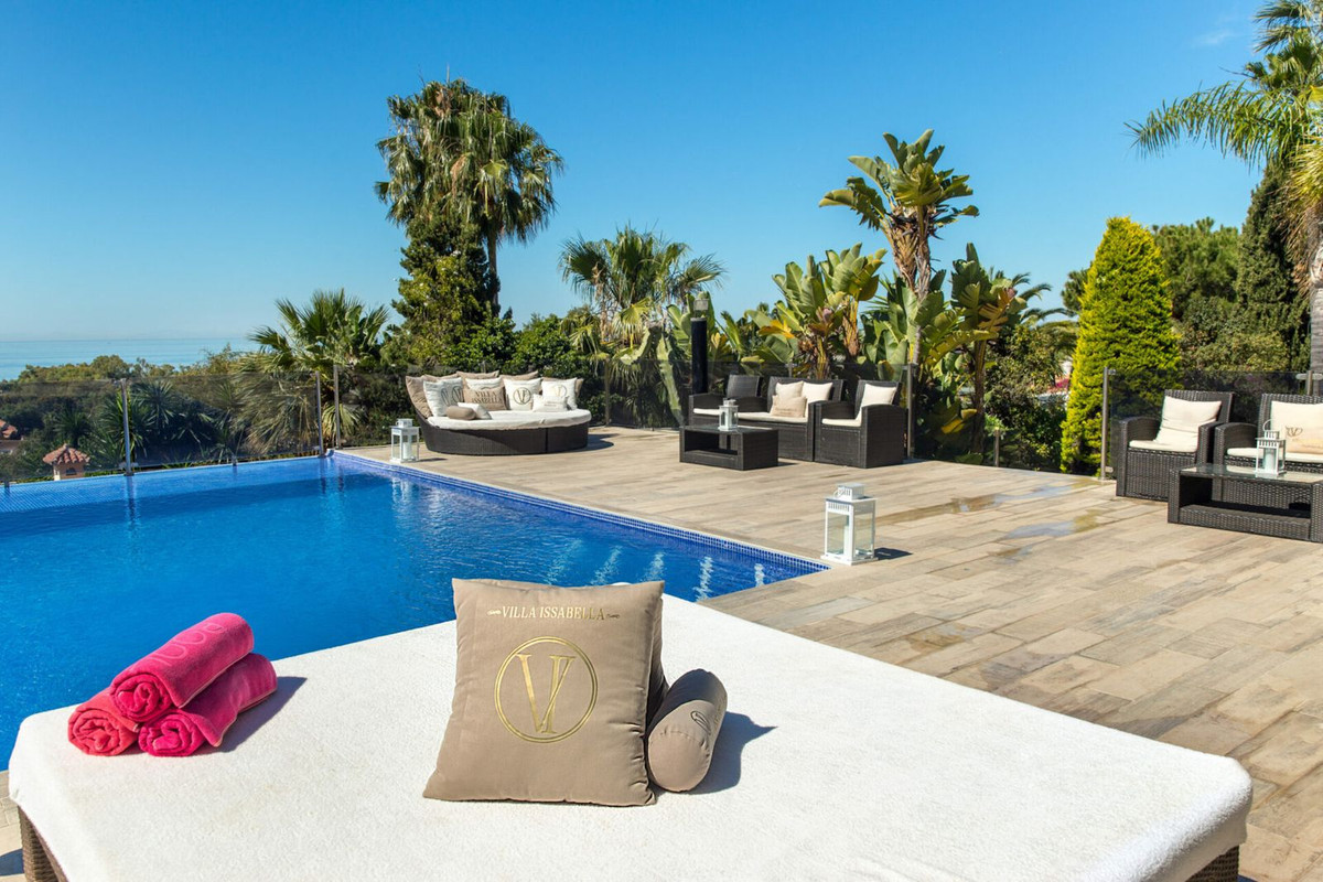 8 Bedroom Villa in Marbella - Photo 3