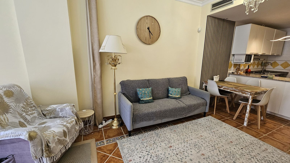 1 Bedroom Apartment in Estepona - Photo 8