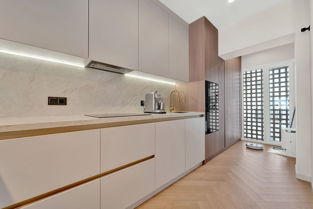 2 Bedroom Apartment in Estepona - Photo 4