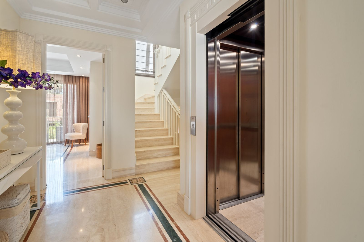 4 Bedroom Townhouse in Marbella - Photo 10