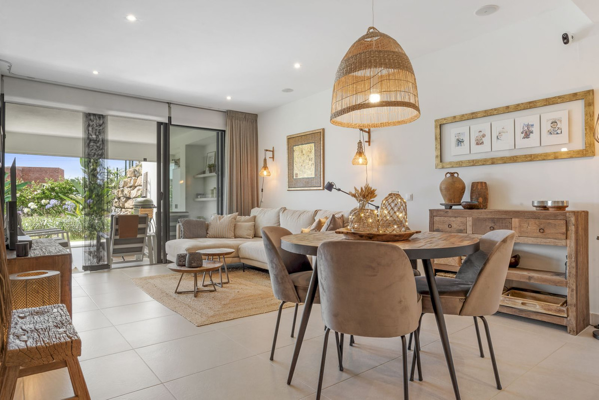 2 Bedroom Apartment in Estepona - Photo 13