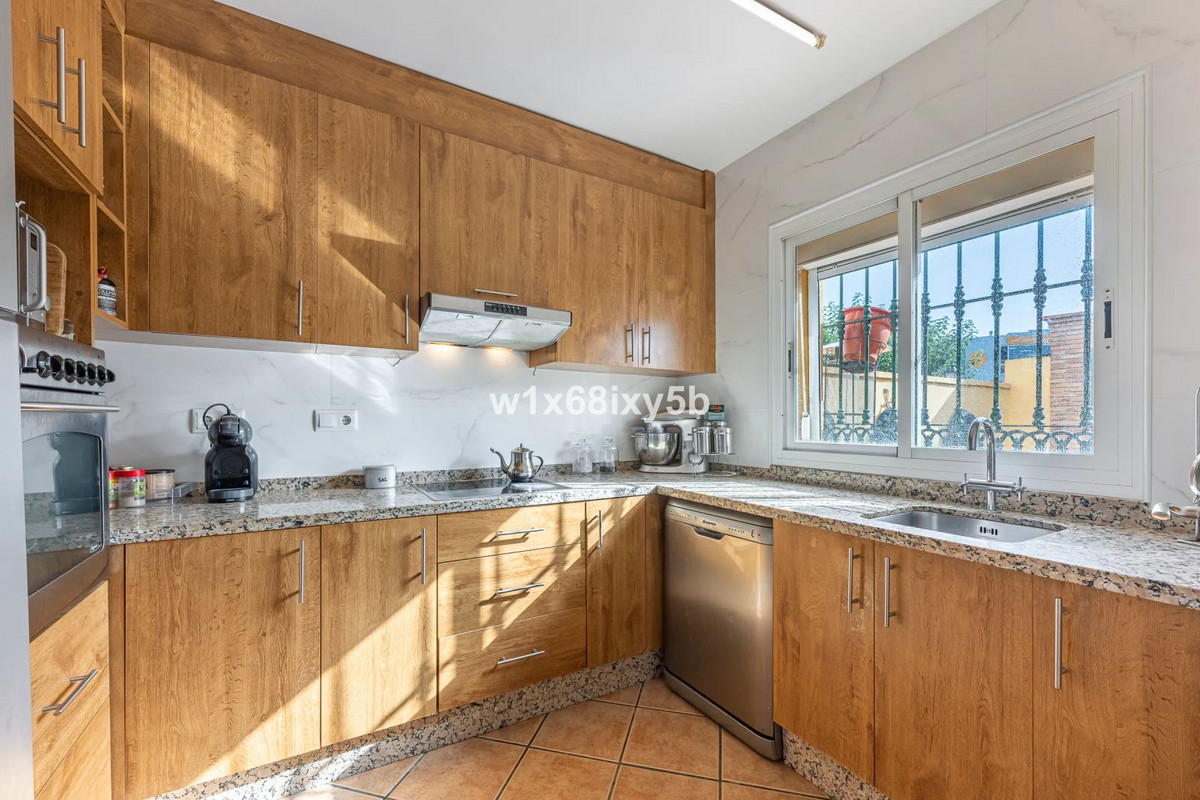 4 Bedroom Townhouse in San Pedro de Alcántara - Photo 11