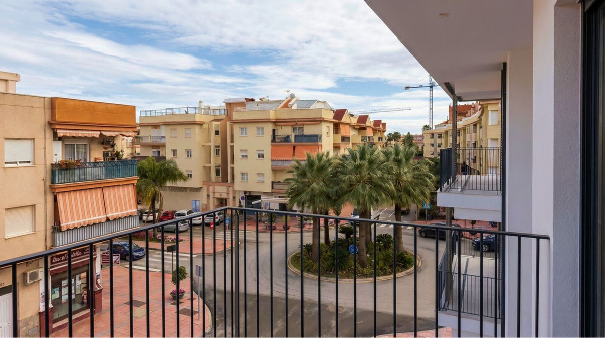 2 Bedroom Apartment in Estepona - Photo 4