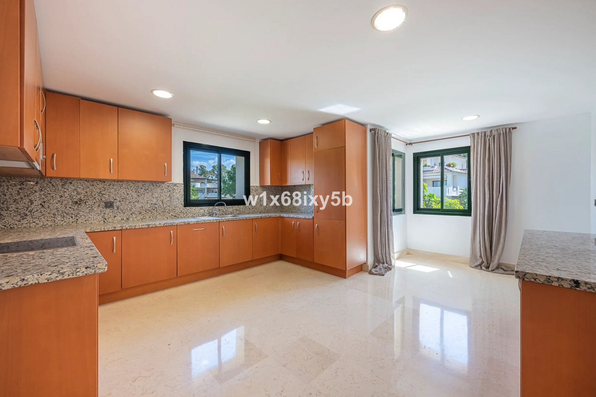 3 Bedroom Penthouse in Benahavís - Photo 14