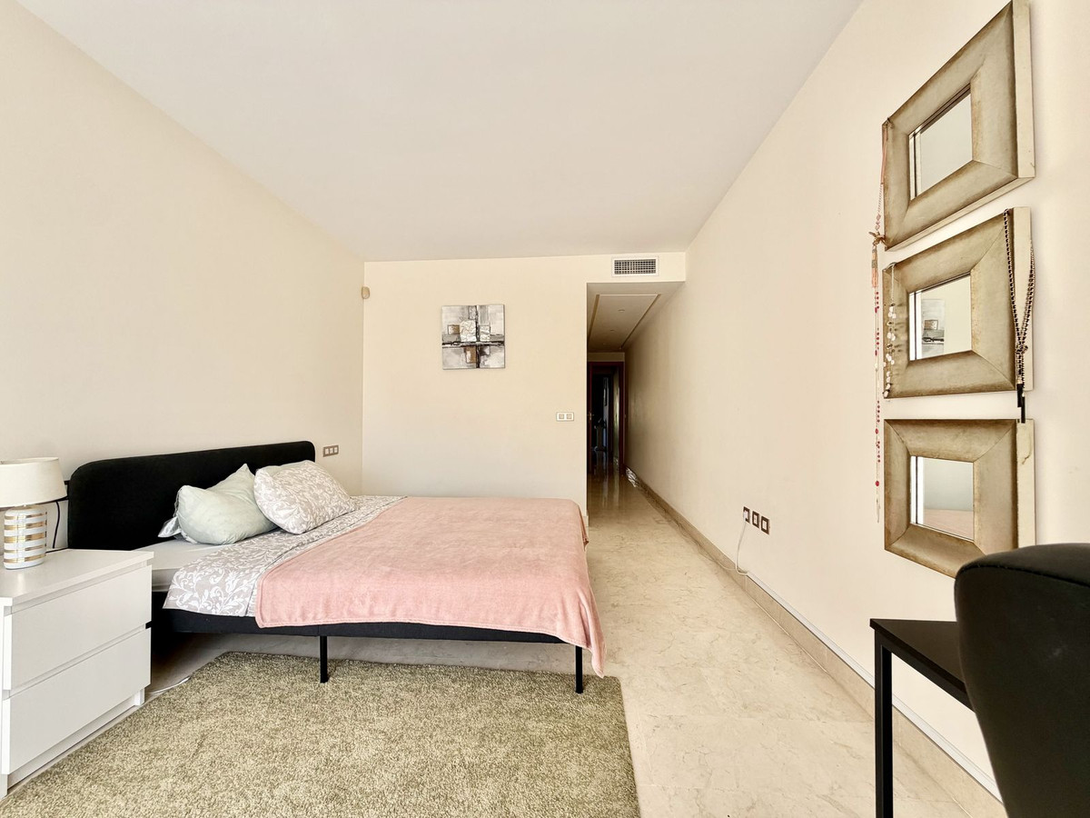 2 Bedroom Apartment in Benahavís - Photo 17