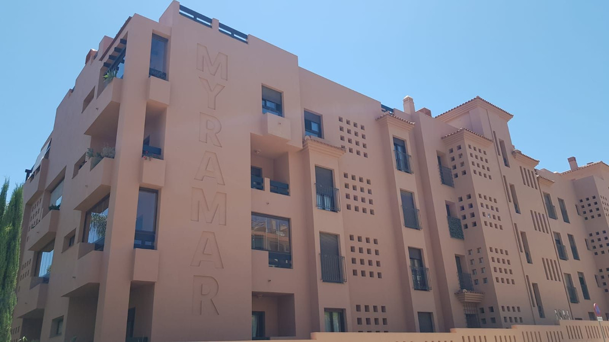 4 Bedroom Apartment in Benalmádena - Photo 2