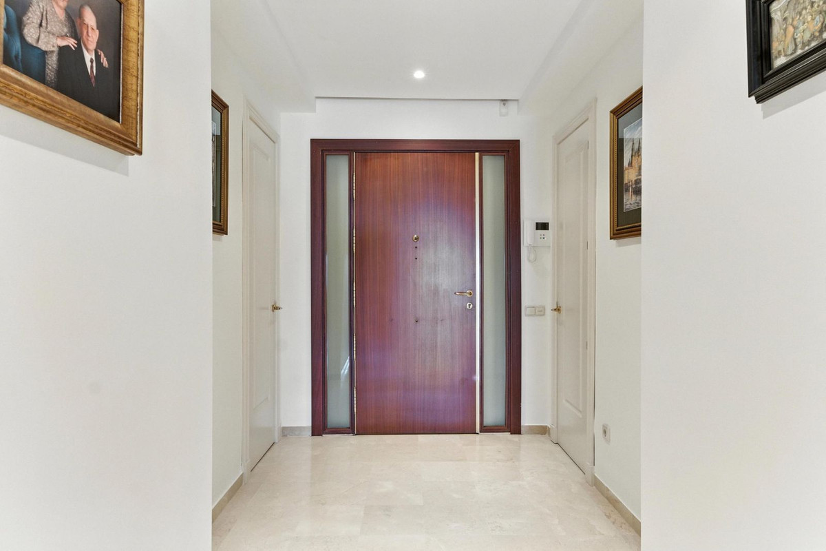 2 Bedroom Apartment in Estepona - Photo 14