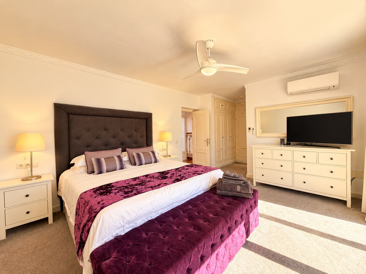 5 Bedroom Villa in Estepona - Photo 16