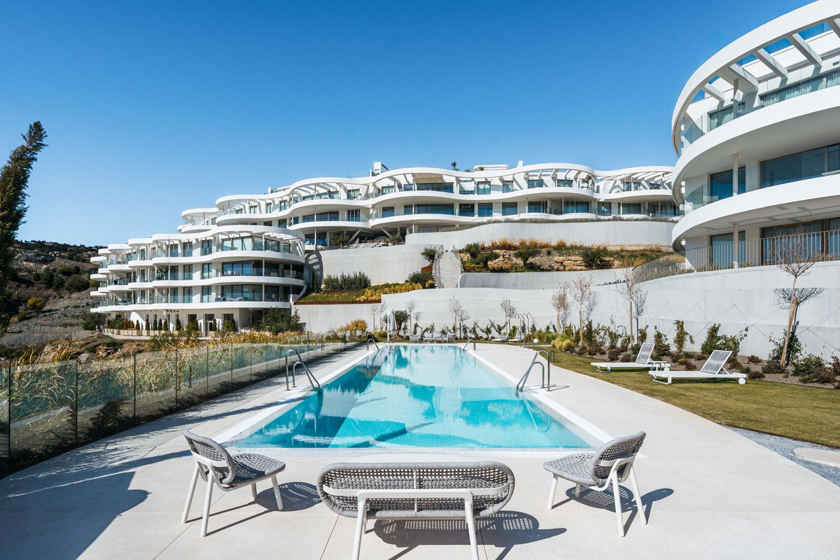 3 Bedroom Apartment in Benahavís - Photo 2