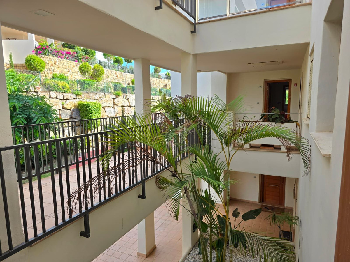 2 Bedroom Apartment in Estepona - Photo 25