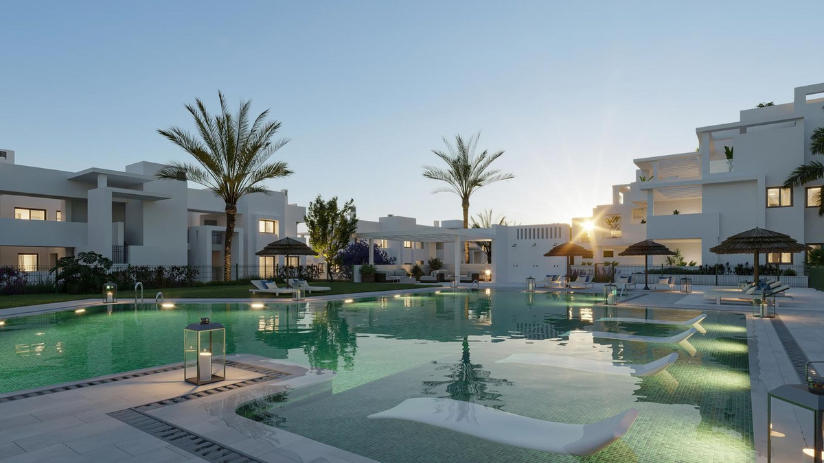 2 Bedroom Apartment in Estepona - Photo 2