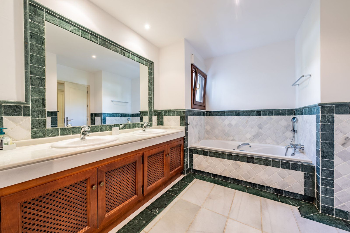 2 Bedroom Apartment in Marbella - Photo 26