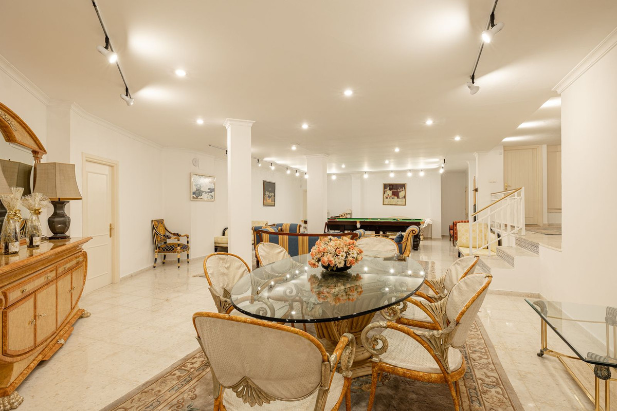 6 Bedroom Villa in Estepona - Photo 14