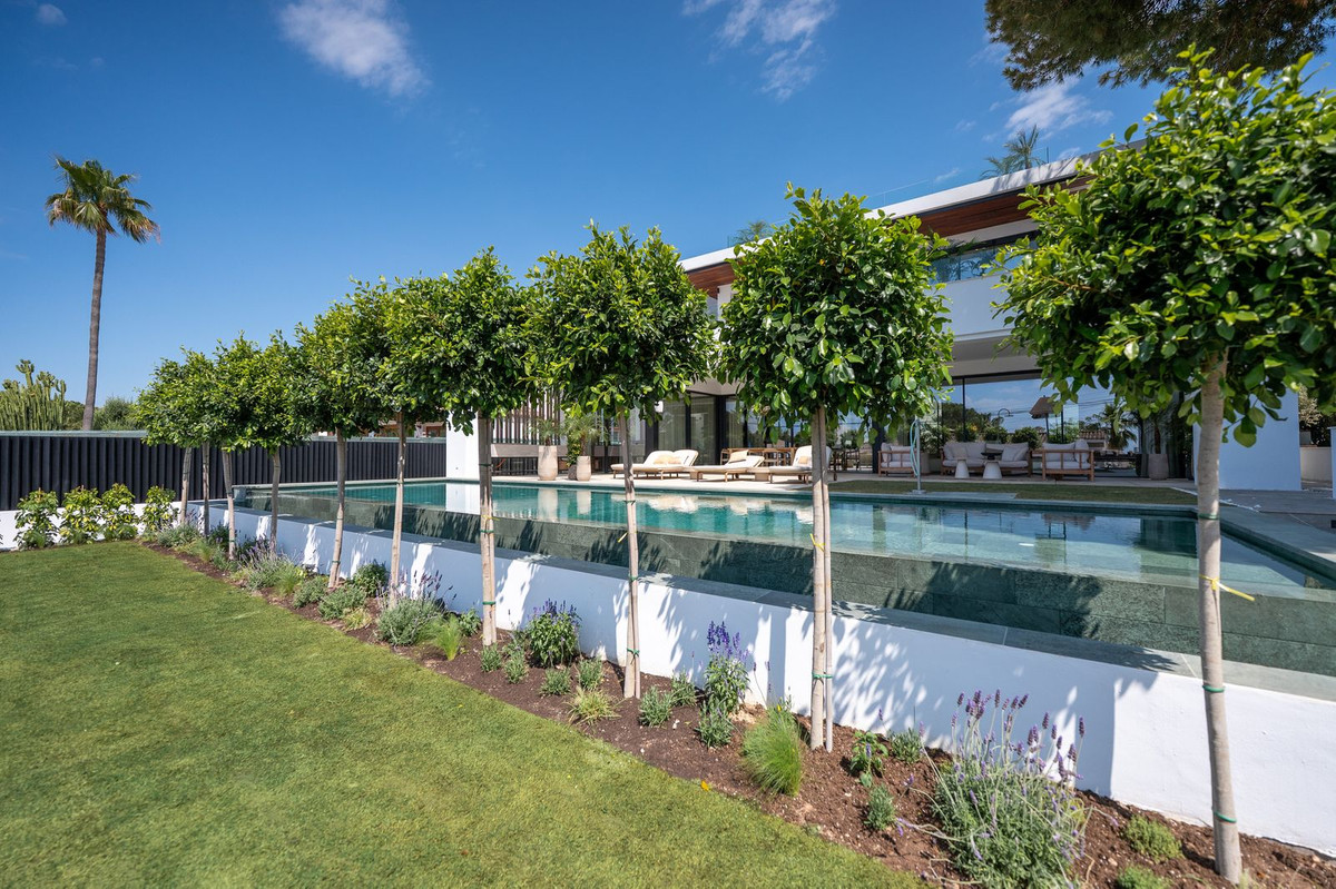 6 Bedroom Villa in Marbella - Photo 18