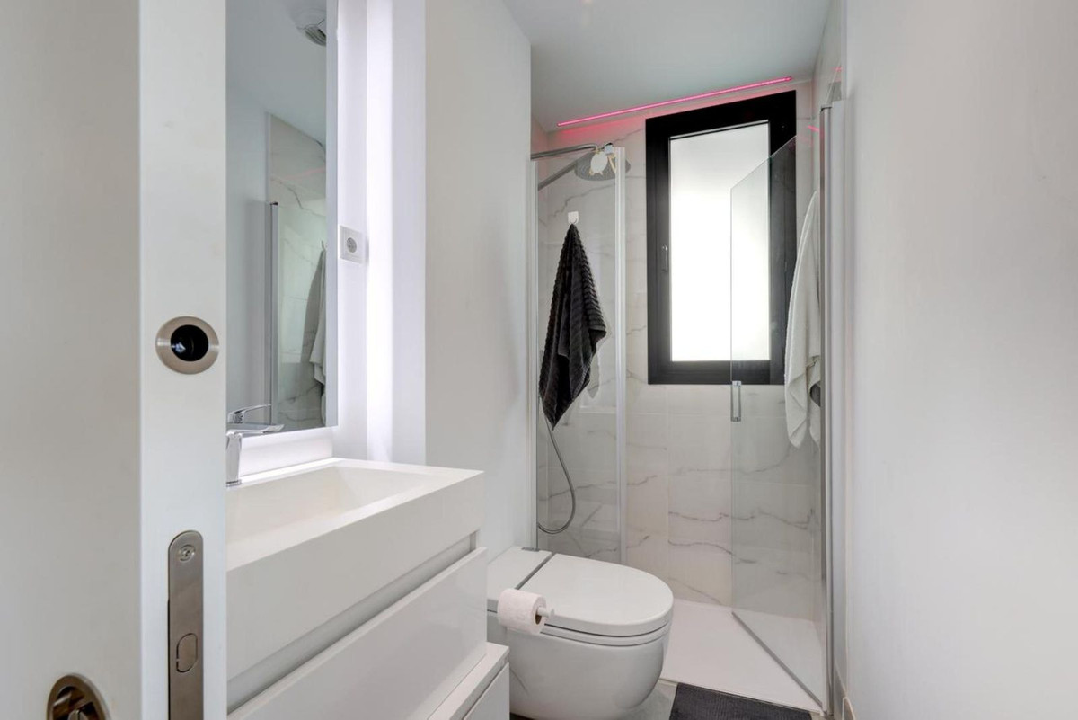 3 Bedroom Penthouse in Estepona - Photo 31