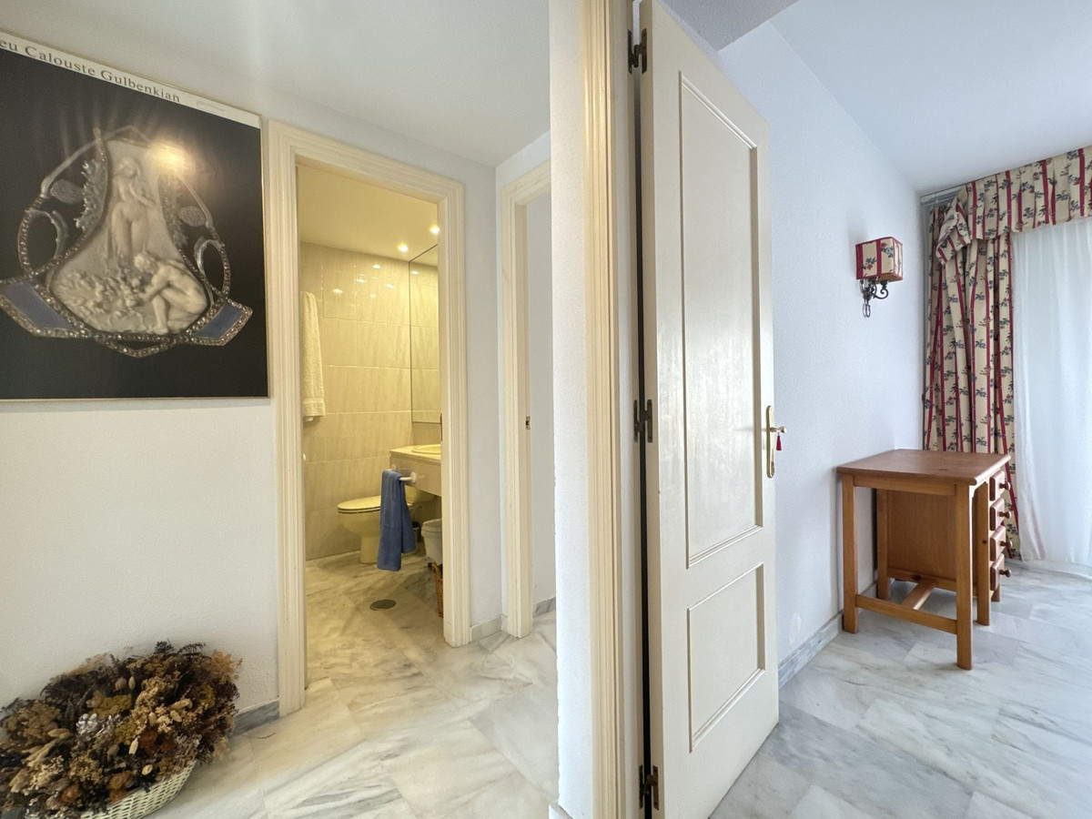 3 Bedroom Apartment in Estepona - Photo 20