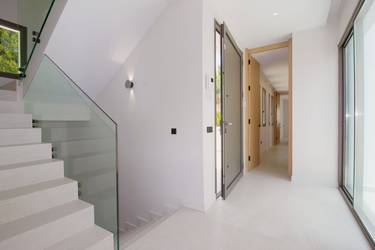 4 Bedroom Villa in Estepona - Photo 12