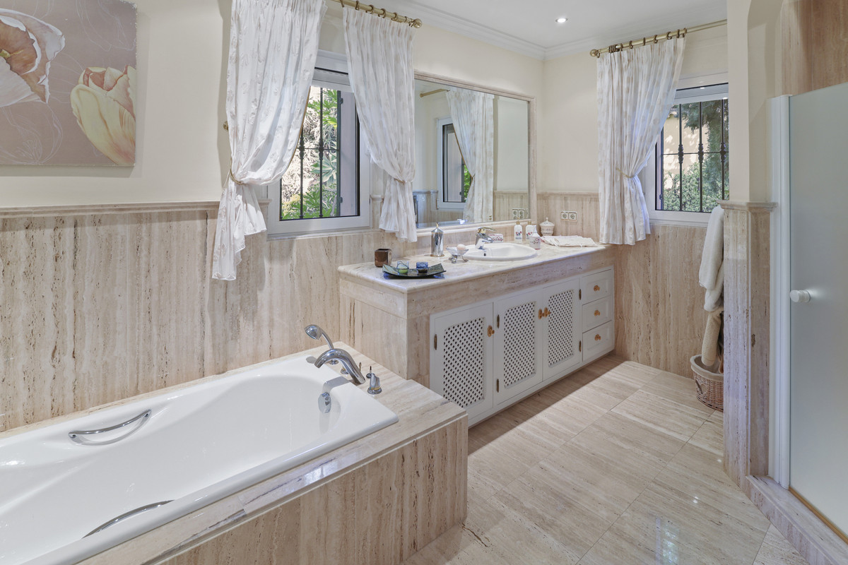 5 Bedroom Villa in Estepona - Photo 34