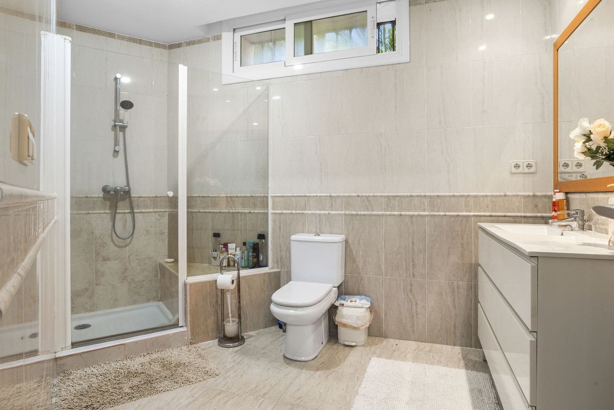 6 Bedroom Villa in Estepona - Photo 37