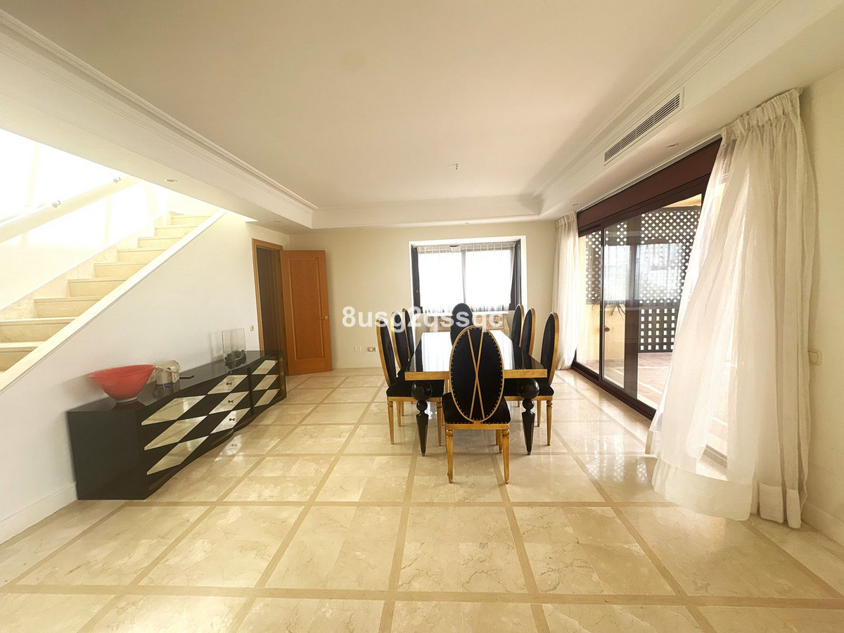 3 Bedroom Penthouse in Estepona - Photo 6