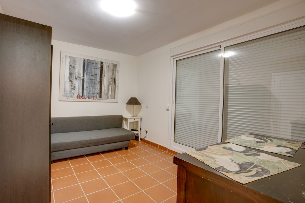 5 Bedroom Townhouse in Estepona - Photo 9