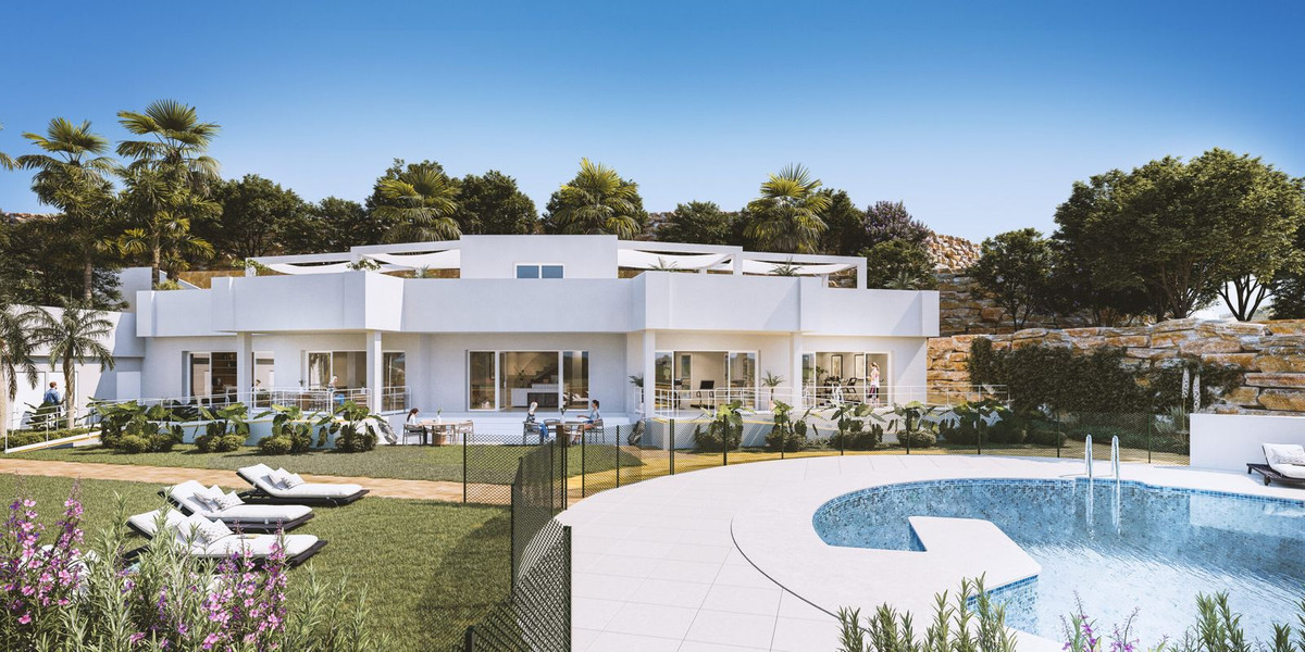 2 Bedroom Apartment in Estepona - Photo 2