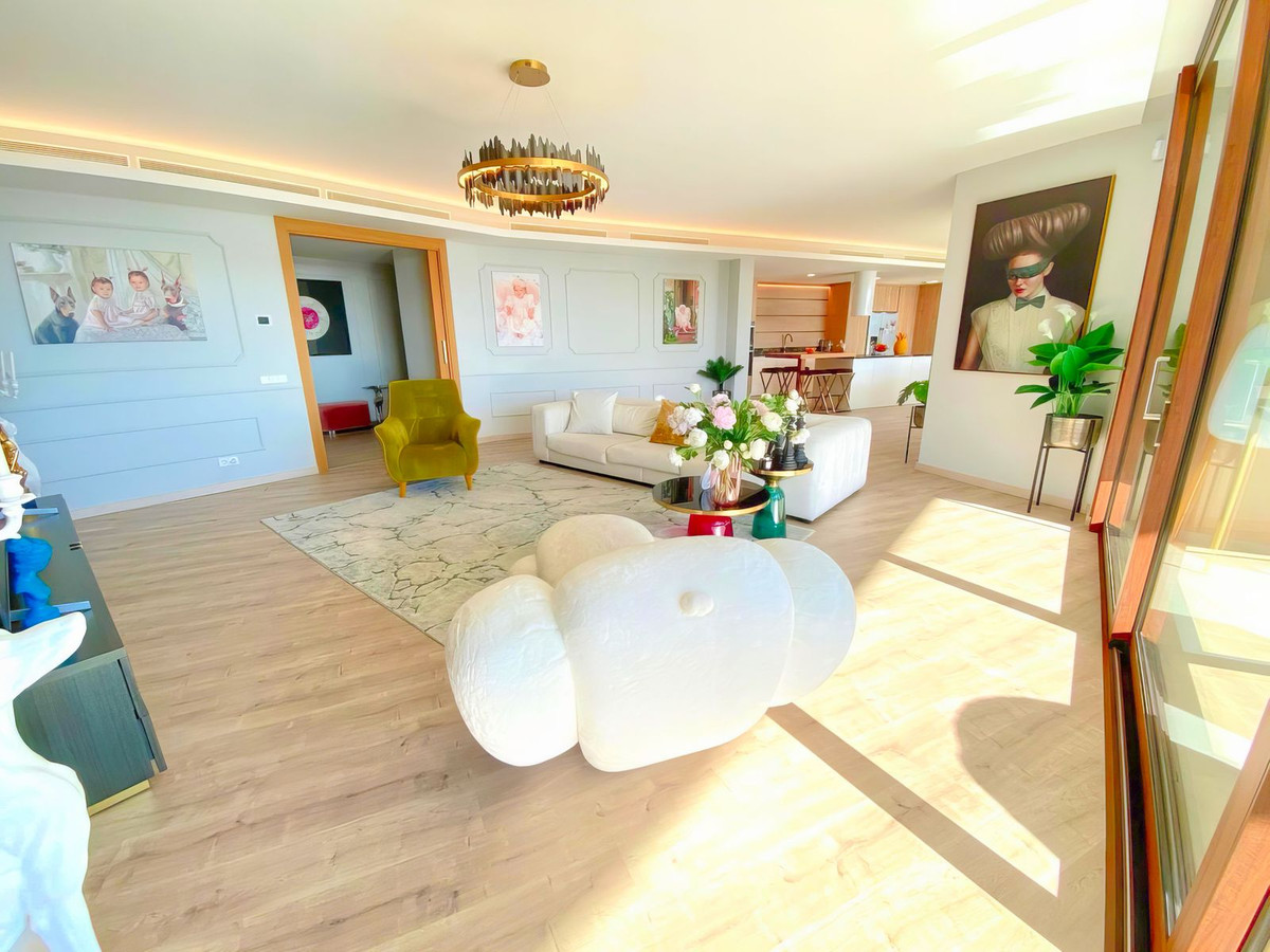 4 Bedroom Apartment in Benahavís - Photo 5