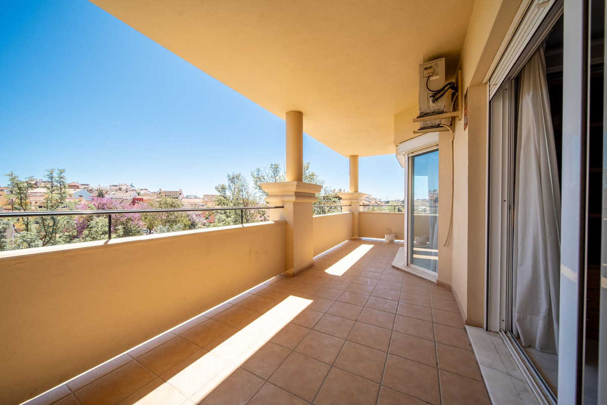 3 Bedroom Apartment in Fuengirola - Photo 2