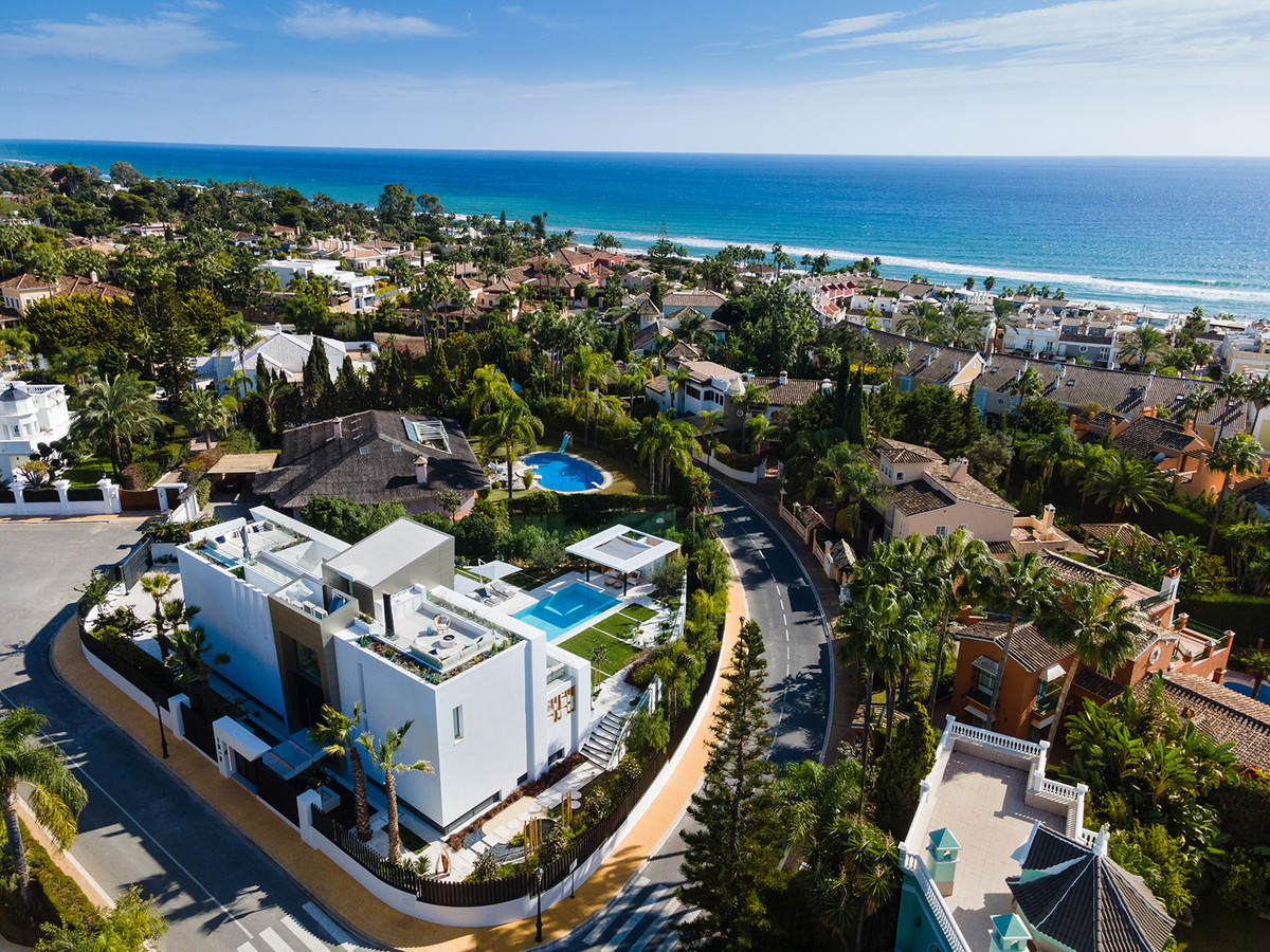 5 Bedroom Villa in Marbella - Photo 2